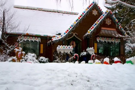 Utah Family Transforms Home Into Life Sized Gingerbread House